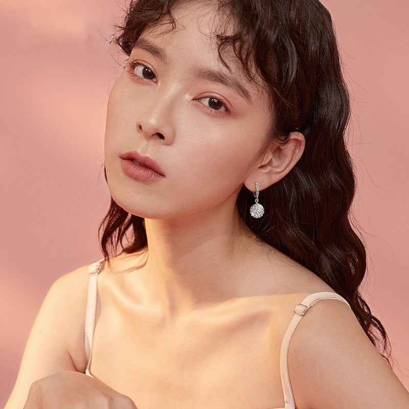 Rhinestone earrings in geometric design, made of S925 silver with white crystal, suitable for summer wear.